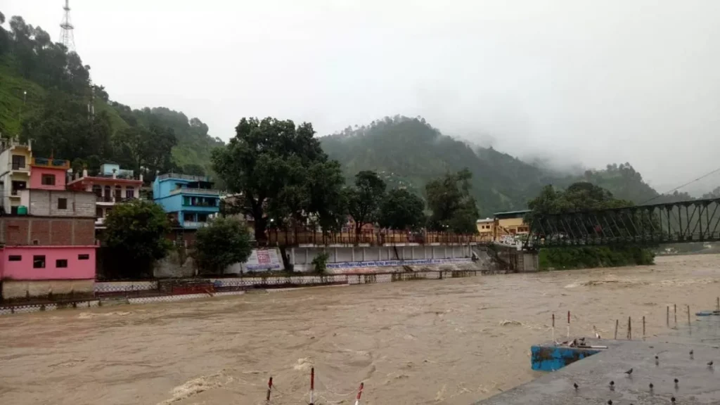 देहरादून समेत चार जिलों में आज बारिश का रेड अलर्ट, चारधाम यात्रा कई जगह बाधित