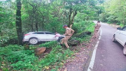 चालक को आई झपकी.. कार अनियंत्रित होकर सड़क के नीचे पेड़ पर अटकी, 5 लोग थे सवार चालक को आई झपकी.. कार अनियंत्रित होकर सड़क के नीचे पेड़ पर अटकी, 5 लोग थे सवार