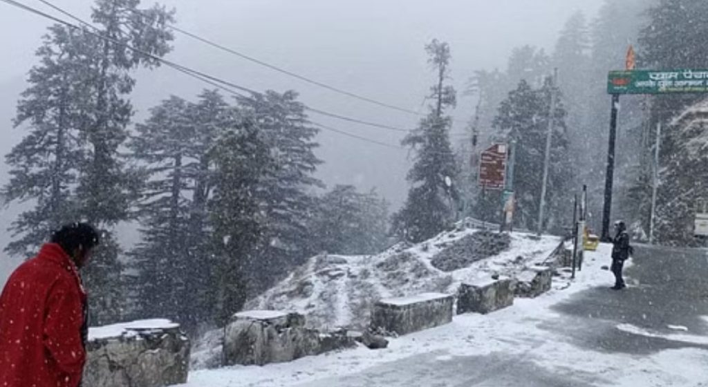 पहाड़ों ने ओढ़ी सफेद चादर…चकरता, धनोल्टी, हर्षिल, औली सहित चारधाम में हुई बर्फबारी