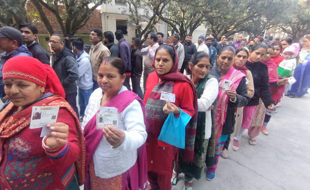 Uttarakhand Nikay Chunav: देर रात तक 65.03 फीसदी रहा मतदान… कई जगह मिली शिकायतें Uttarakhand Nikay Chunav: देर रात तक 65.03 फीसदी रहा मतदान… कई जगह मिली शिकायतें