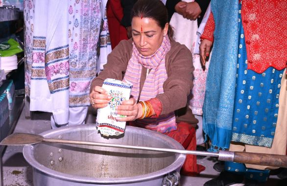 मंत्री रेखा आर्या ने अपने हाथों से बनाकर बच्चों को खिलाई खिचड़ी मंत्री रेखा आर्या ने अपने हाथों से बनाकर बच्चों को खिलाई खिचड़ी