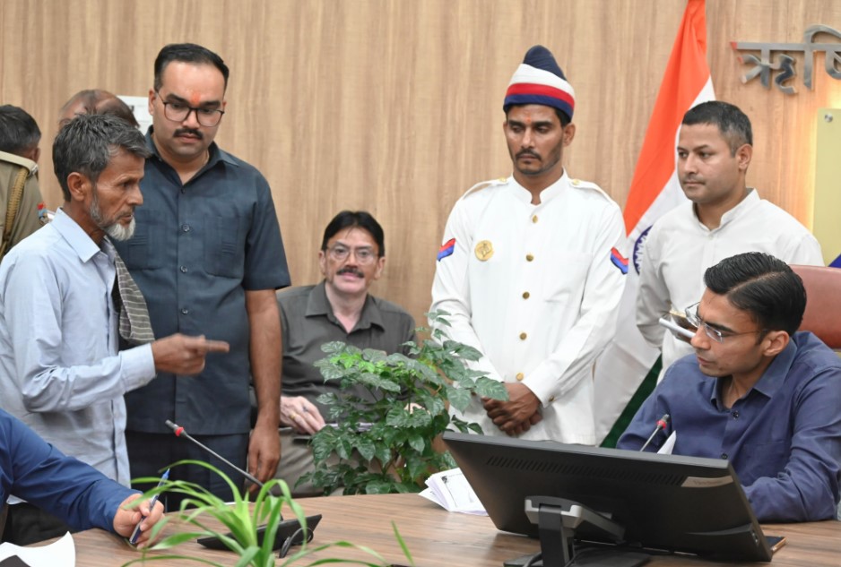 जनता की सुनवाई में 118 शिकायतें, डीएम सविन बंसल ने दिए त्वरित कार्यवाही के निर्देश जनता की सुनवाई में 118 शिकायतें, डीएम सविन बंसल ने दिए त्वरित कार्यवाही के निर्देश