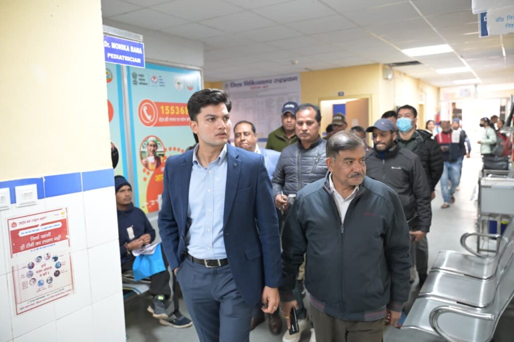 रुद्रप्रयाग: बिना बताए जिला अस्पताल पहुंचे DM, CT स्कैन और सर्जरी यूनिट पर बड़ा फैसला