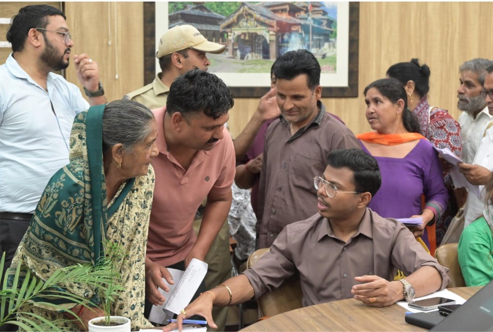 जनता दरबार में उमड़ी फरियादियों की भीड़, 201 शिकायतों पर प्रशासन ने की त्वरित सुनवाई जनता दरबार में उमड़ी फरियादियों की भीड़, 201 शिकायतों पर प्रशासन ने की त्वरित सुनवाई