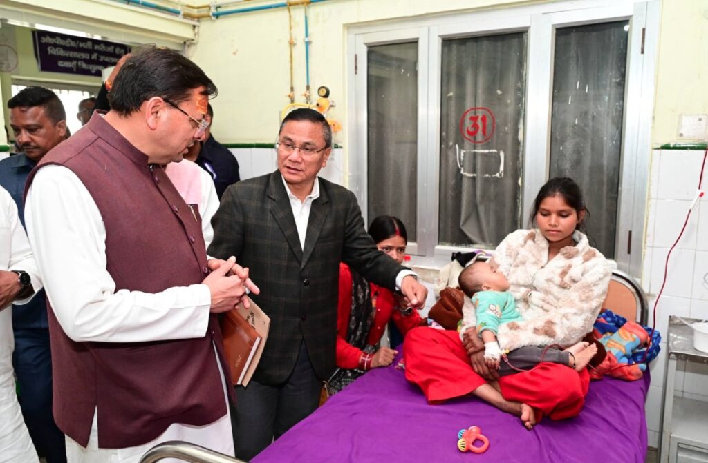 मुख्यमंत्री धामी ने जिला चिकित्सालय पिथौरागढ़ का किया औचक निरीक्षण मुख्यमंत्री धामी ने जिला चिकित्सालय पिथौरागढ़ का किया औचक निरीक्षण