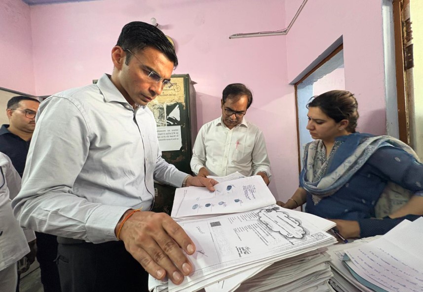 सब रजिस्टार कार्यालय विकासनगर में डीएम का औचक निरीक्षण, पुराने विलेख पत्र जब्त सब रजिस्टार कार्यालय विकासनगर में डीएम का औचक निरीक्षण, पुराने विलेख पत्र जब्त