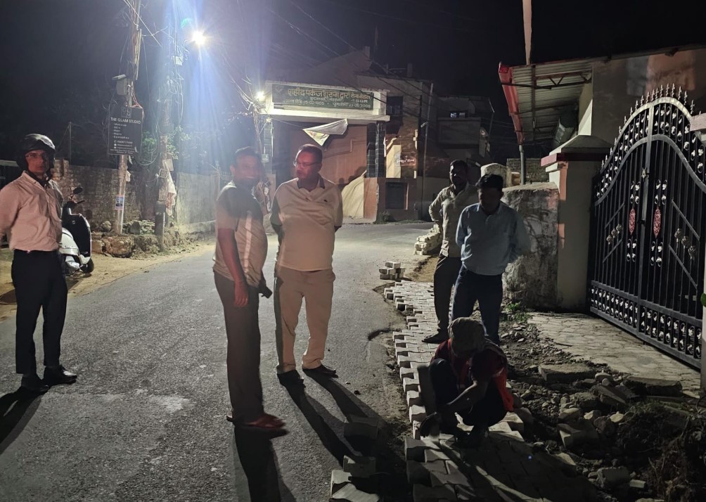 कैबिनेट मंत्री गणेश जोशी ने अनारवाला-मालसी मोटर मार्ग के निर्माण कार्यों का किया स्थलीय निरीक्षण कैबिनेट मंत्री गणेश जोशी ने अनारवाला-मालसी मोटर मार्ग के निर्माण कार्यों का किया स्थलीय निरीक्षण