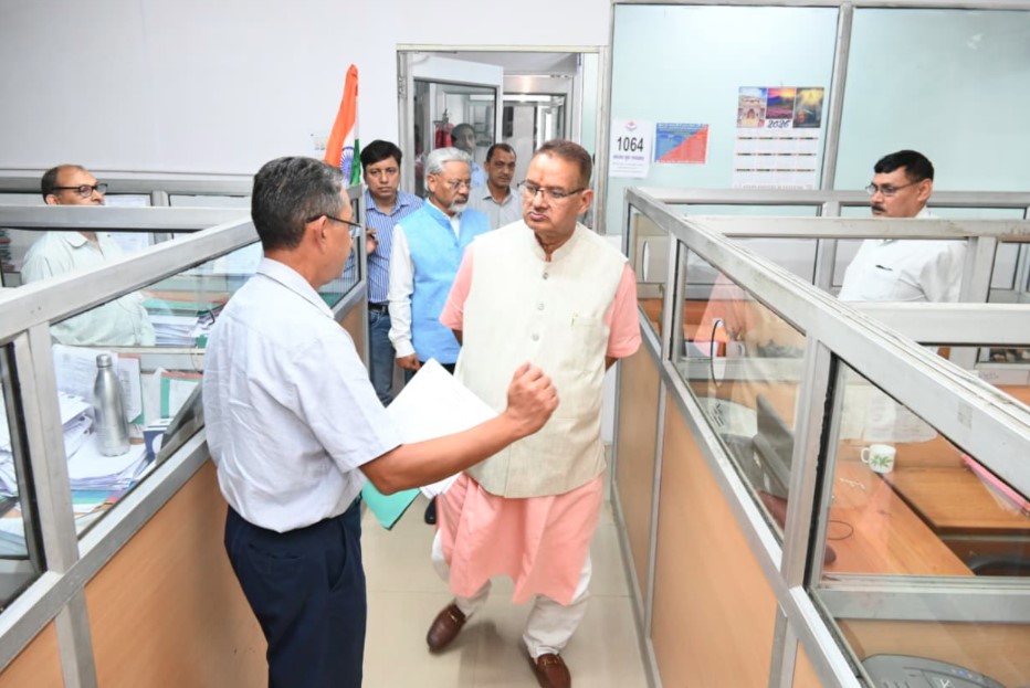 इलेक्ट्रिक स्कूटर से उपनल मुख्यालय पहुंचे मंत्री गणेश जोशी, किया औचक निरीक्षण इलेक्ट्रिक स्कूटर से उपनल मुख्यालय पहुंचे मंत्री गणेश जोशी, किया औचक निरीक्षण