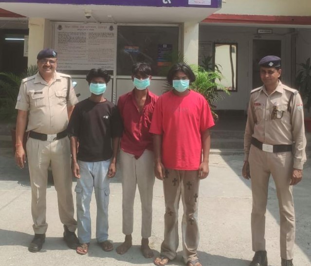 सार्वजनिक स्थान पर उत्पात मचाकर शांति व्यवस्था भंग करने वाले 03 अभियुक्तो को दून पुलिस ने किया गिरफ्तार सार्वजनिक स्थान पर उत्पात मचाकर शांति व्यवस्था भंग करने वाले 03 अभियुक्तो को दून पुलिस ने किया गिरफ्तार