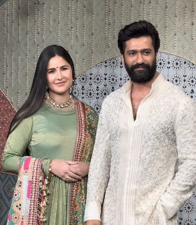 अंबानी के गणेश उत्सव में बॉलीवुड का जलवा: सलमान खान से लेकर बेबो और कैटरीना तक, सितारों ने बिखेरा अपना ग्लैमर अंबानी के गणेश उत्सव में बॉलीवुड का जलवा: सलमान खान से लेकर बेबो और कैटरीना तक, सितारों ने बिखेरा अपना ग्लैमर